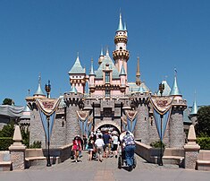 Le château de la Belle au bois dormant à Disneyland (Californie). (définition réelle 2 172 × 1 868)
