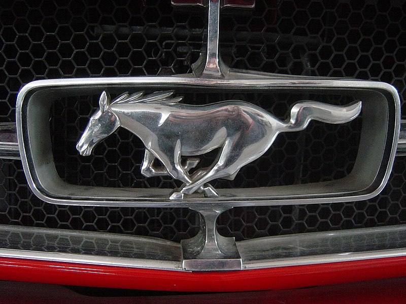 Файл:Sports Car Museum Lány - Ford Mustang (emblem).jpg