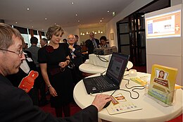 Prinses Laurentien van Oranje opent een website van Steffie over eenvoudig online bankieren.