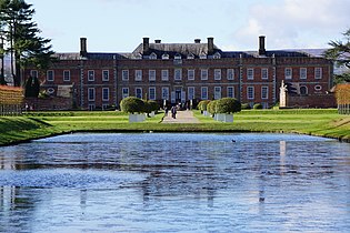 Erddig Hall (en), propriété du National Trust.