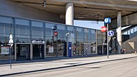 Het stationsgebouw uit 2010 aan de Kaisermühlenstraße.