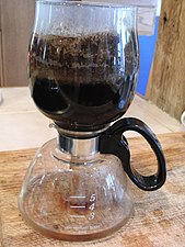 5. Когда кофе сварен, графин снимают с нагревающей поверхности.