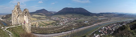 Pohľad z Považského hradu na masív Veľkého Manína