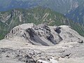 Blick vom Gipfel der Braunarlspitze auf den Nordgrat mit dem Weimarer Steig. Dahinter steht der grasbewachsene Hochberg.