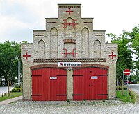 51. Platz: Dietmar Rabich mit Feuerwehrgerätehaus der Freiwilligen Feuerwehr an der Dorfstraße in Putgarten (Rügen)