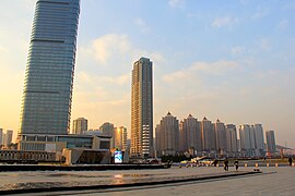 Grand Hyatt Dalian (چپ) و آپارتمانها در میدان