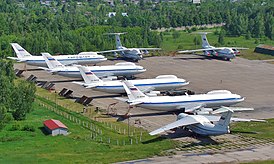 Стоянка самолётов на аэродроме (видны четыре Ил-80 и два Ил-82 (Ил-76СК))