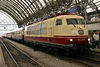 Lokomotive der Baureihe 103 mit einem Sonderzug in Dresden Hbf