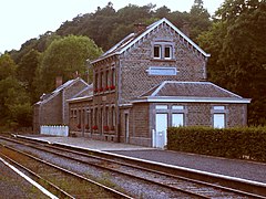La gare de Dorinne-Durnal a conservé son aspect ferroviaire.