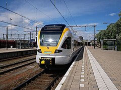 Venlo-stad, Zug der Baureihe Stadler Flirt am Bahnhof Venlo