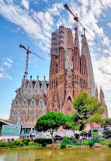 303 Basílica de la Sagrada Família, façana del Naixement i estany de la pl. Gaudí (cropped).jpg