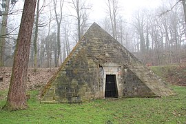 Grabpyramide bei Schloss Hämelschenburg