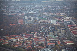 Centrala Lundby mot väster med Hjalmar Brantingsgatan diagonalt över bilden. Helikopterfoto 2013.