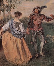 Détail du tableau de Watteau : Les Bergers (au centre du tableau dont il est tiré). Une jeune femme y apparaît de dos, sa chevelure châtain rassemblée en chignon découvre sa nuque et une légère partie du haut du dos. Elle est revêtue d'une blouse aux manches blanches et par-dessus un corselet brun foncé et ceint une large écharpe d'un bleu gris qui lui tombe de l'épaule gauche à la taille à droite. Sa robe longue (et large aussi), d'un brun clair tombe jusqu'à terre. Elle tient de sa main droite la main gauche de son cavalier, son bras gauche courbé gracieusement vers sa robe bouffante, en une attitude caractéristique de la danse. Son cavalier en culotte vert pâle, le buste et les bras recouverts d'un tissu rouge brun est coiffé d'une sorte de béret à quoi s'accroche une plume de couleur sombre courbée. Il replie légèrement l'avant-bras et la main vers son bras droit, en un geste de danseur. À l'arrière-plan un coin de campagne en été avec le clocher d'un petit village à l'horizon.