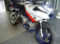 Het succes van de BoxerCup leidde in 2002 tot deze "street legal" R 1100 S BoxerCup Replica. Dit is het model uit 2004 met dubbele bougies en een Laser-uitlaatsysteem