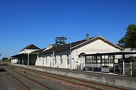 Gare de Cognac (Etat), Le terminus de la ligne métrique est situé dans la cour de la gare (non visible) face au bâtiment voyageur.