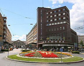 Guisanplatz, i fonden järnvägsstationen.