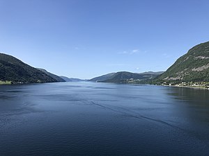 Blick in den Eidsfjord vom Ostenende bei Nordfjordeid nach Westen