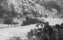 German checkpoint in central Albania, September 1943 Bundesarchiv Bild 101I-203-1686-25, Albanien, deutsche MG-Stellung.jpg
