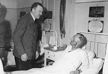 Hitler visits Puttkamer in the Carlshof hospital Bundesarchiv Bild 146-1969-069-29, Hitler-Attentat vom 20. Juli 1944.jpg