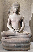 Buddha protégé par le nāga. Bayon (Angkor Thom), Style du Baphuon, XIe siècle. Grès. H. 103 cm. Musée Guimet[149]