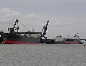 Грузовые корабли в гавани Гладстон 2010.jpg