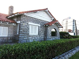 A Mar del Plata style house with an ample, arched porche and a white orthoquartzite facade. One of the few extant on the city's sea front still in original conditions by 2024