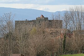 Le château depuis le cimetière.