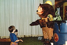 A Billy Bob animatronic with a child at a ShowBiz Pizza Place Child speaking with Billy Bob at Showbiz Pizza in Fayetteville, Arkansas.jpg