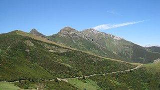 Vista del Coriscáu (2236,2 m), techo de la sierra Mediana, desde el collado de Llesba, en el puerto de San Glorio