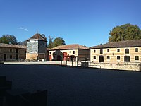 Cour intérieure du château, avec les anciennes écuries et le pigeonnier.