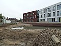 De motte lag op de plek van het witte gebouw. De vijver is een restant van de natuurlijke bron.