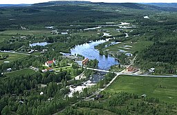 Flygfoto över Fällfors från 1995. På bilden syns bland annat Fällfors kyrka.