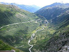 Furkapass Strasse med floden Rhône synlig i dalen