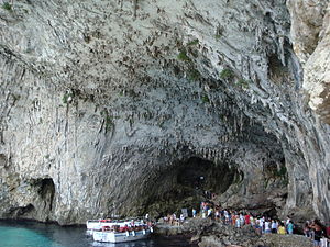 Italiano: L'entrata della Grotta Zinzulusa nel...