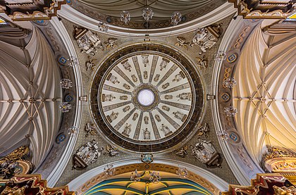 Vista interior da cúpula da igreja de São Domingos, no Centro Histórico de Lima, Peru. O edifício, construído entre 1535 e 1578, é também basílica e convento. Foi destruído por um sismo em 1678 e reconstruído pouco depois com a aparência atual. A igreja é uma mistura de diferentes estilos arquitetônicos: neoclássico, rococó e renascentista. (definição 8 145 × 5 367)