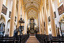 Innenraum mit Altar und Kanzel von St. Vitus, Iphofen