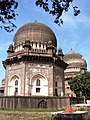 Гробница Джод Гумбаз, построенная в 1687г. Афзал Ханом для своих жён.
