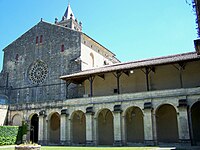 Le cloître, galerie est et arrière de l'église Saint-Pierre (mai 2009).