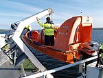 Sänkning med hjälp av dävert med enpunktsfäste av en Norsafe sexpersoners MOB-båt med utombordsmotor från färjan Boknafjord i Horten i Norge