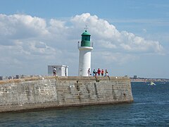 Le phare sur la digue est à l'entrée du port des Sables-d'Olonne.