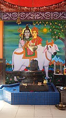 白牛ナンディンの上のシヴァとパールヴァティー（フィジー・ナンディのヒンドゥー教寺廟）