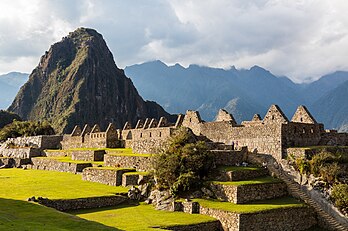 Bâtiments de Machu Picchu, au pied du Huayna Picchu. (définition réelle 8 669 × 5 763)