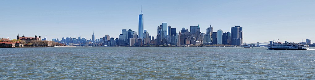 Manhattan Skyline Panorama du port de New York (NY) avril 2016 (26918802224) .jpg