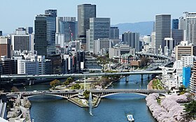 Nakano-shima avec l'hôtel de ville d'Osaka au centre.