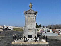 Le monument aux morts, dans le cimetière communal.