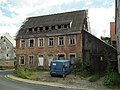 Wohnhaus in halboffener Bebauung, südlicher Anbau und Nebengebäude