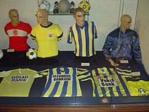 Historische shirts (zijn te bezichtigen in het Fenerbahçe Museum). Op de shirts is te zien dat Fenerbahçe over de jaren heen voornamelijk banken als sponsoren heeft gehad.