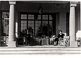 Quisling, kulturminister Rolf Jørgen Fuglesang, skribent Halldis Neegaard Østbye og Maria på terrassen på Gimle, «førerresidensen» på Bygdøy der paret bodde 1941–1945. Foto: Riksarkivet