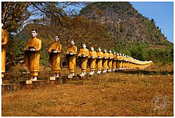 Statues in Payathonzu